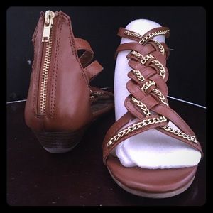 Tan gladiator sandal with gold chain size 9